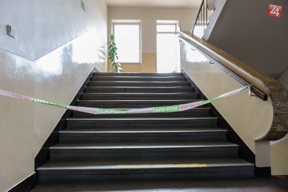 FOTO: Muž (65) počas pojednávania na Okresnom úrade v Nitre vytiahol zbraň!