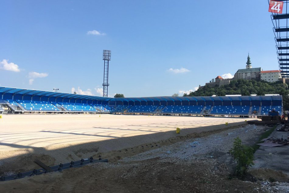 FOTO: Tribúny čakajú na fanúšikov, štart sezóny na vynovenom štadióne je otázny