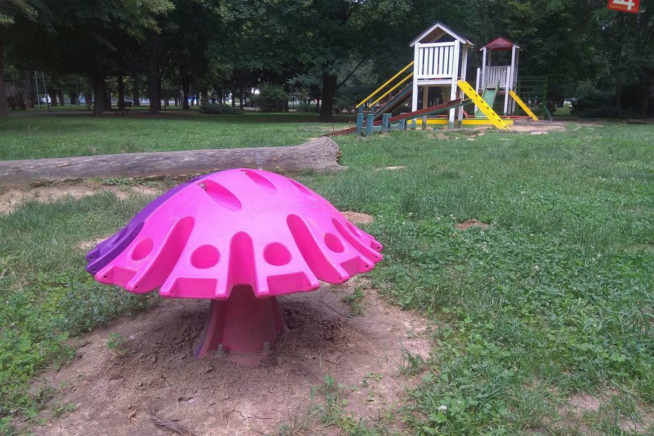 V nitrianskom mestskom parku vyrástli farebné stojany na bicykle a kolobežky, FO
