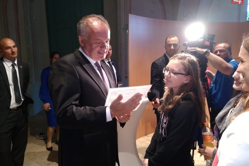 Obrazom: Deviataci zo Spišskej odovzdali prezidentovi vysvedčenie