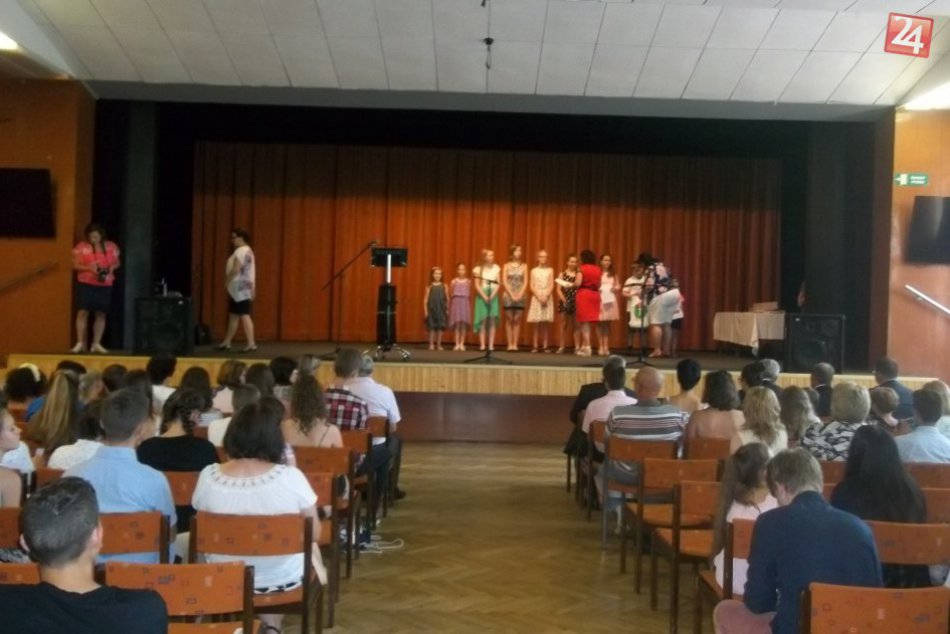 V Šali odmeňovali žiakov: Za usilovnosť dostali poukážku alebo darček, FOTO