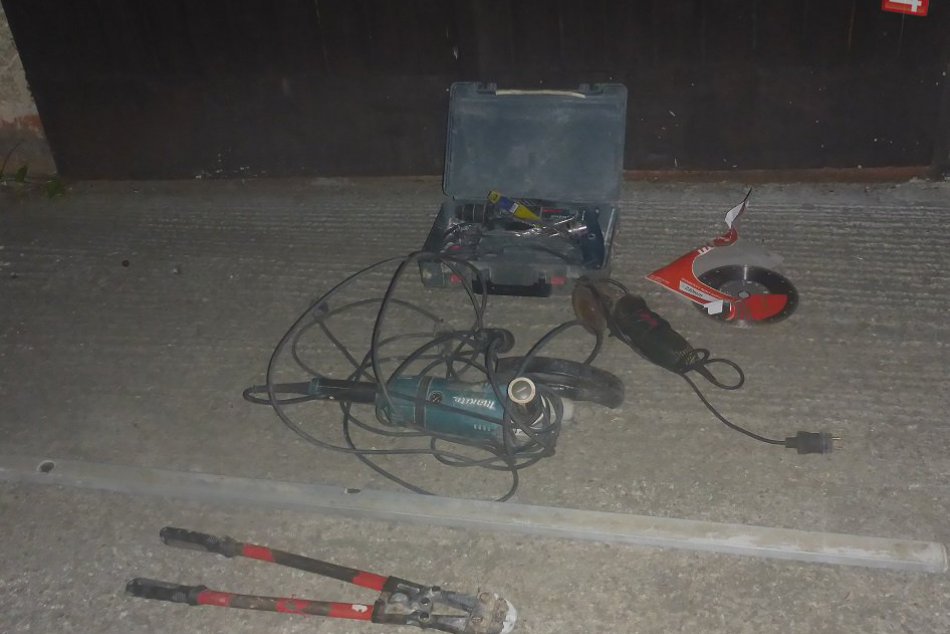 V OBRAZOCH: Zvolenskí policajti zadržali osoby s ukradnutými vecami