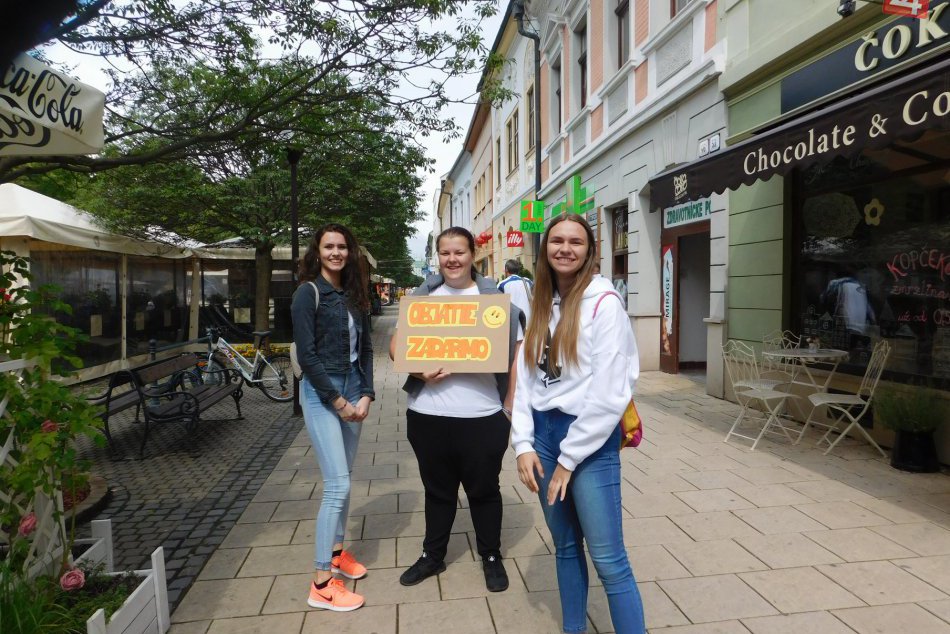 FOTO: V stredu v našom meste rozdávali objatia, v akcii bola aj miss!