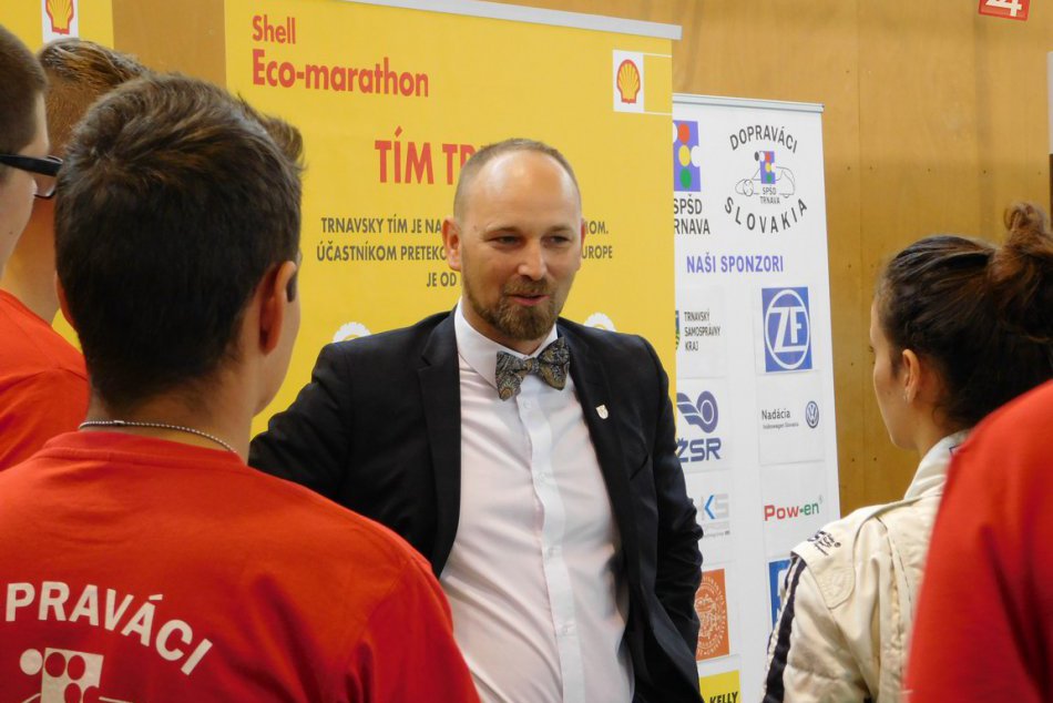 OBRAZOM: Trnavskí žiaci predvedú vozidlo na pretekoch v Londýne