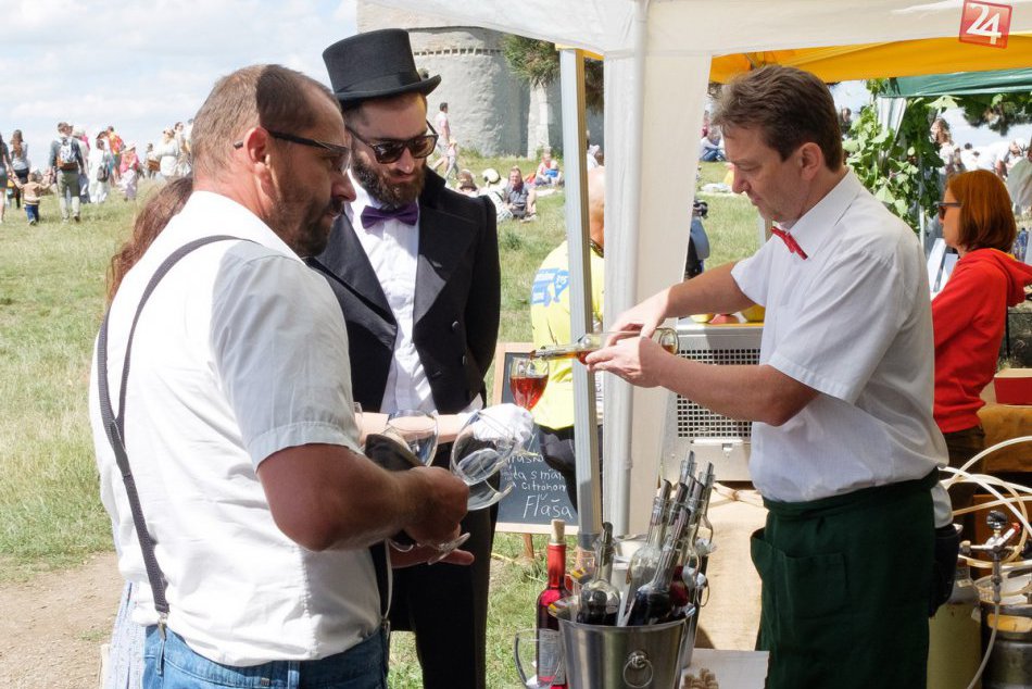 FOTO: Stovky ľudí si vychutnali Raňajky v tráve pri kostolíku v Dražovciach