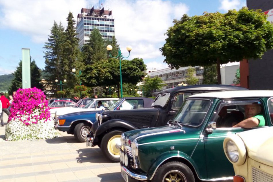 Veteránska rely Strážov Classic: FOTO z považskobystrického centra