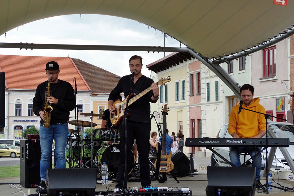 Obrazom: lako Bei s kapelou a Stevie Heart na kultúrnom lete 2018