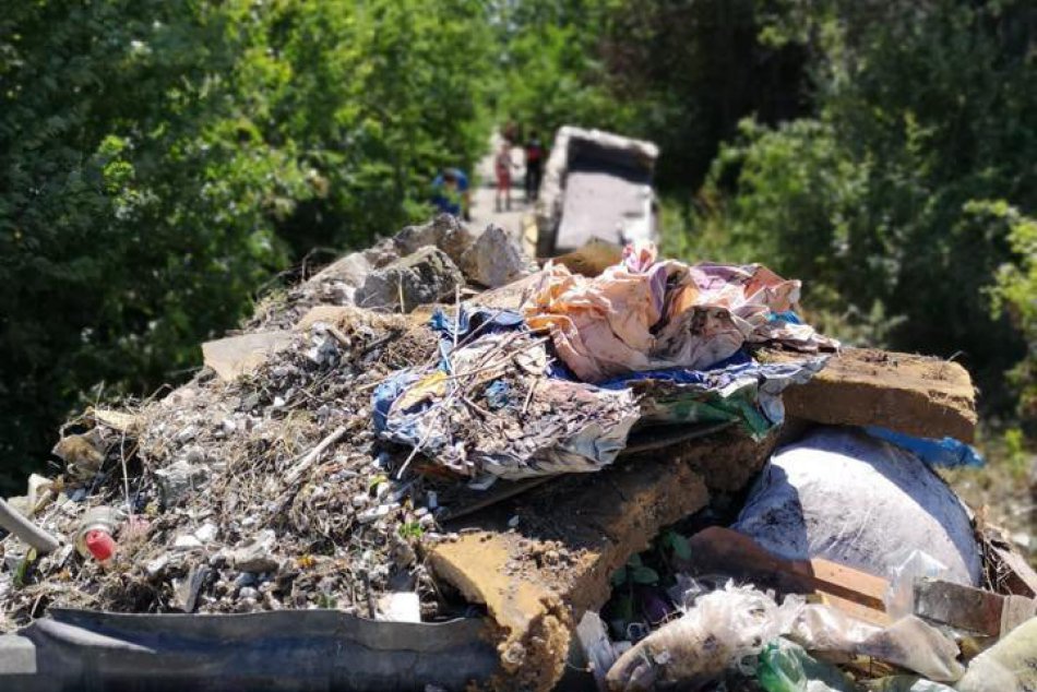 FOTO: Na dobrovoľníkov z Trnavy a Ružindola čakali tony odpadu