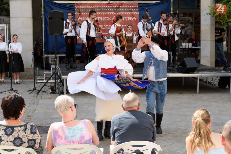 Pešiu zónu roztancovali stovky folkloristov: Začala sa Akademická Nitra, FOTO
