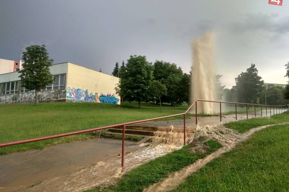 Na Klokočine prasklo potrubie, "gejzír" striekal do výšky niekoľkých metrov