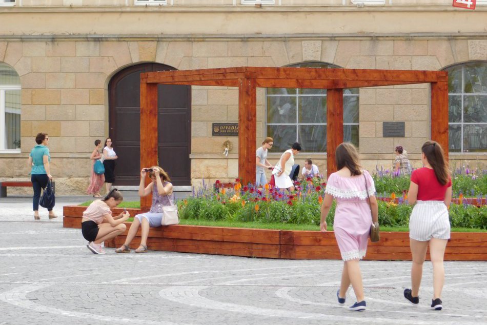 OBRAZOM: Kvetinový záhon na Trojičnom námestí už začal krásne kvitnúť