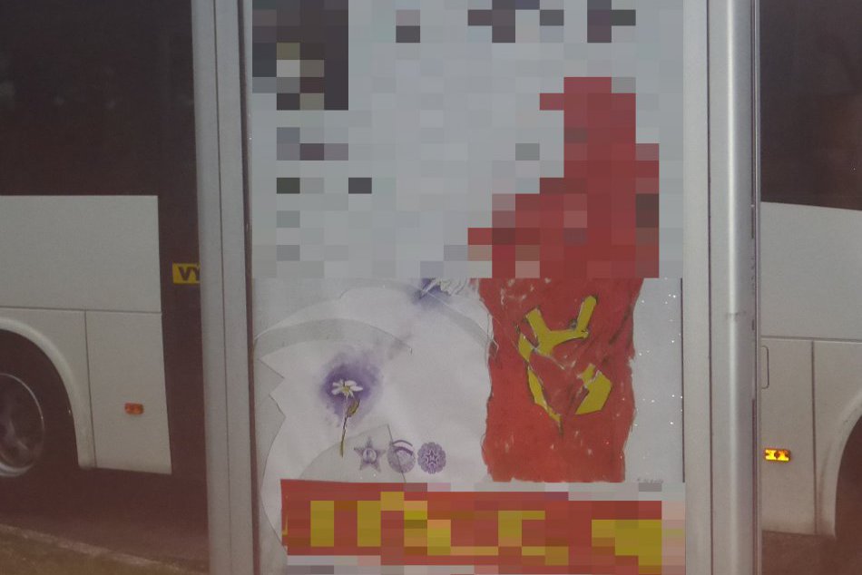 V OBRAZOCH: Mladík rozkopával koše a rozbil sklo reklamného pútača