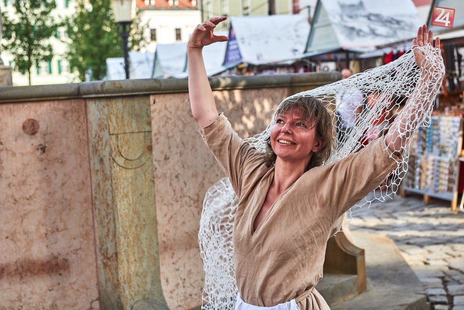 Fontána žena s krčahom - Fontány ožívajú