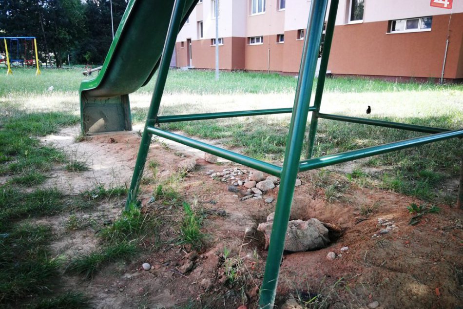 Zanedbané pieskovisko na Ulici Sibírska v Trenčíne