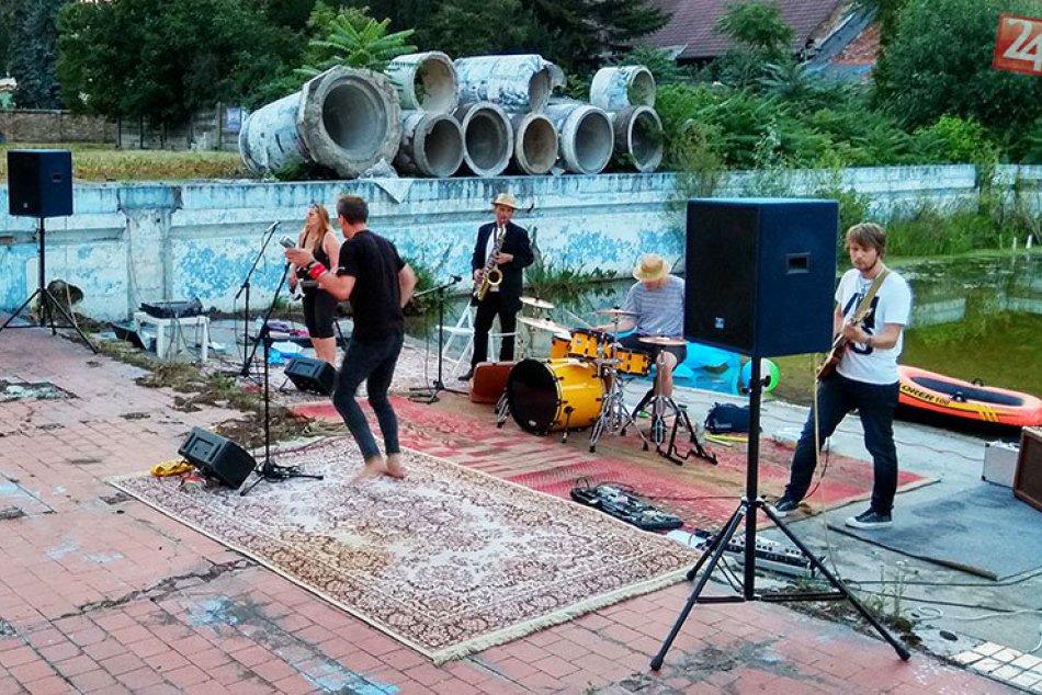 Túlavá čitáreň v starom bazéne v centre Nových Zámkov