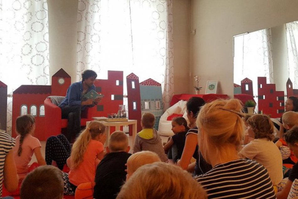 Čítanie v tráve tentokrát z AXA klubu: Herec Juraj Hrčka prilákal malých aj veľk