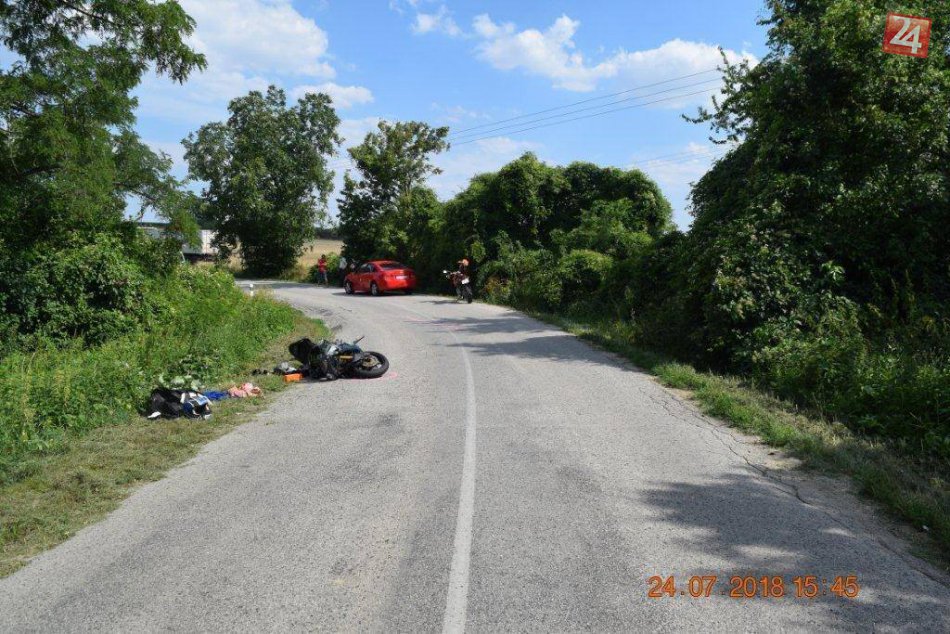 Motorkár (21) z Nitry sa čelne zrazil s osobným autom: Utrpel ťažké zranenia, FO
