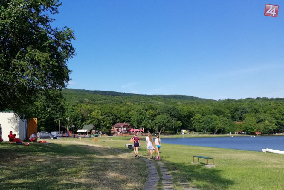 OBRAZOM: Pred teplom ľudia hľadajú únik aj na známom zemplínskom jazere