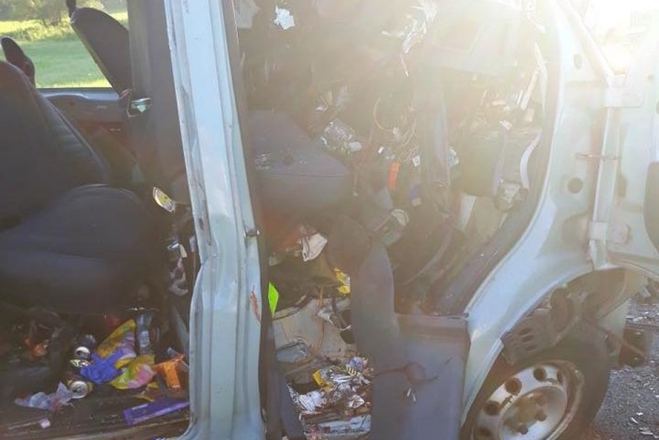 Zrážka dodávky a nákladiaku: ZÁBERY z miesta otrasnej nehody!