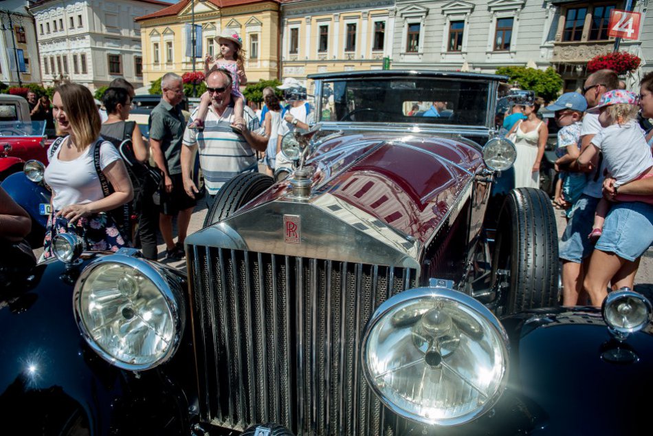 V OBRAZOCH: Bystrické námestie zaplnili historické veterány