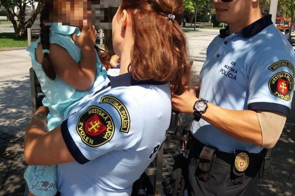 V OBRAZOCH: Stratené dievčatko vrátili zvolenskí policajti matke