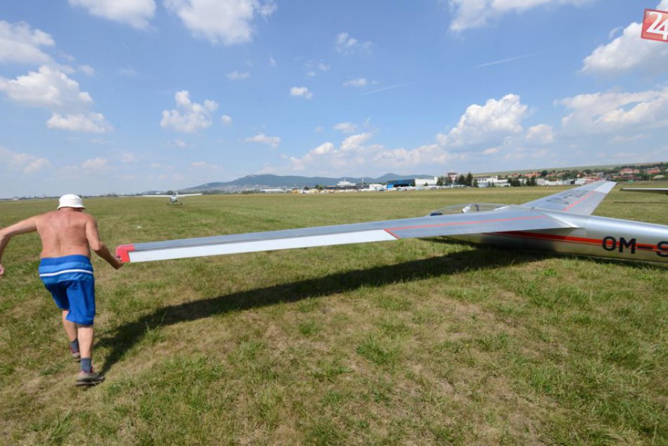 FOTO a VIDEO: Nad letiskom v Nitre sa vznášajú historické vetrone