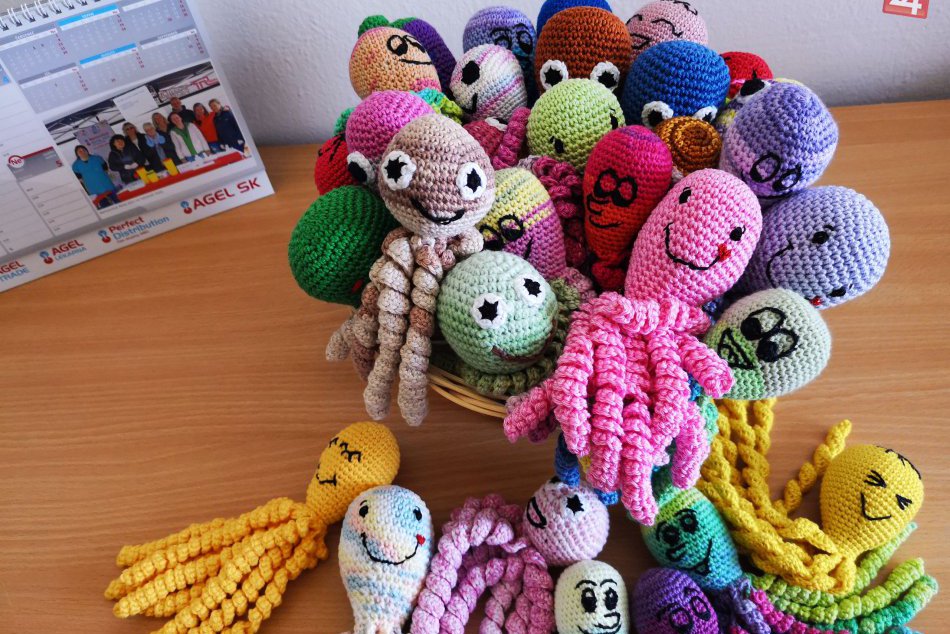 V OBRAZOCH: V Nemocnici Zvolen dostanú babätká chobotničky od dobrovoľníkov