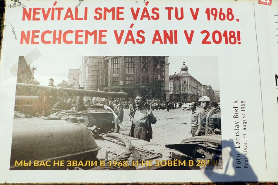 FOTO: Verejná pohľadnica v Trnave sa prihovára k Nočným vlkom