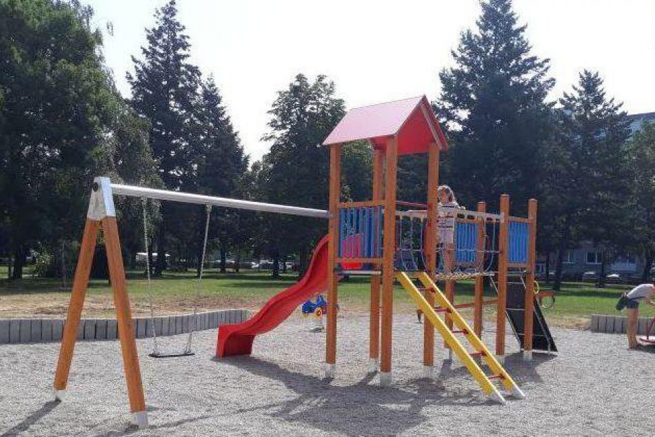 Na sídlisku Juh v Michalovciach si užívajú nové ihrisko