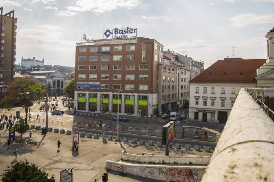 Čierne stavby na Kamennom námestí