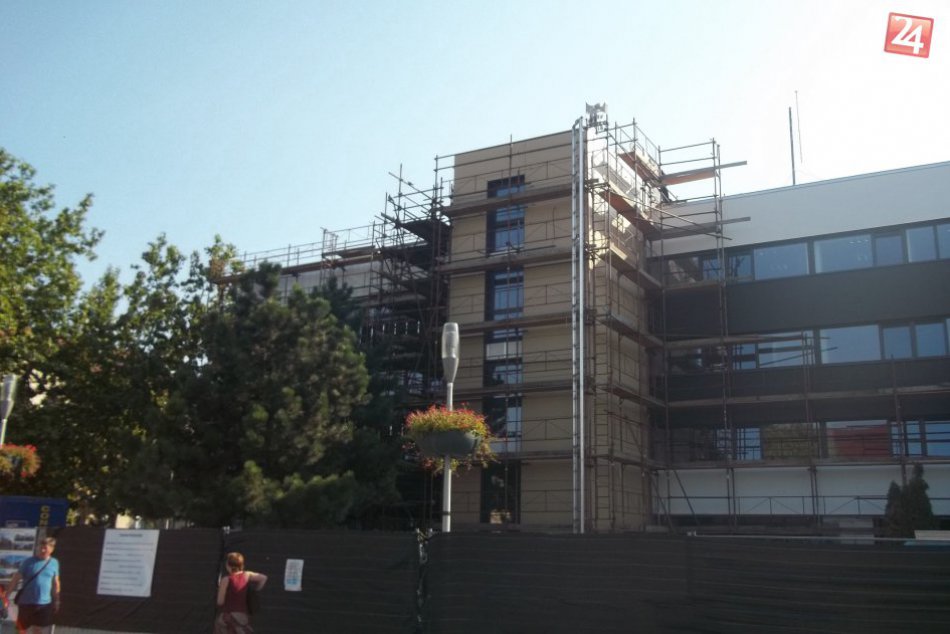 FOTO, Mestský úrad v Šali zmenil svoju tvár, onedlho mu pribudne zelená strecha