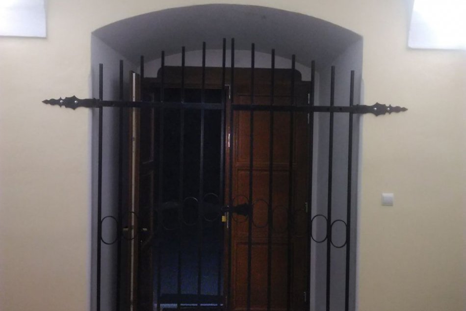 Muž (62) chcel kradnúť v kostole: Pri pokuse o útek sa zasekol