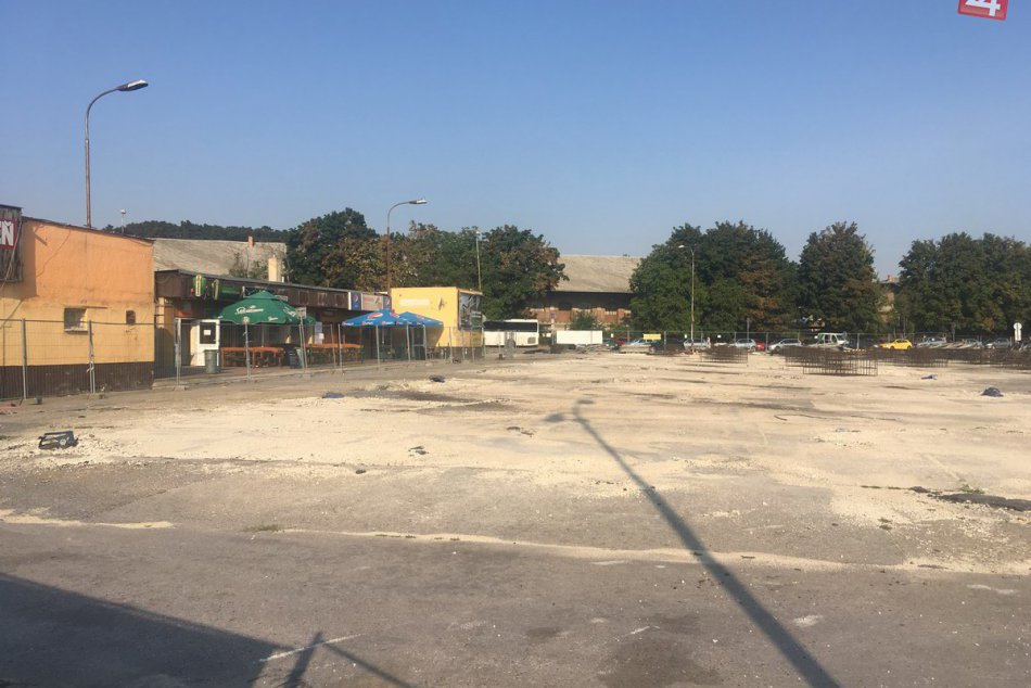 FOTO: Posledné prístrešky na stanici zbúrali, nové majú postaviť do konca roka