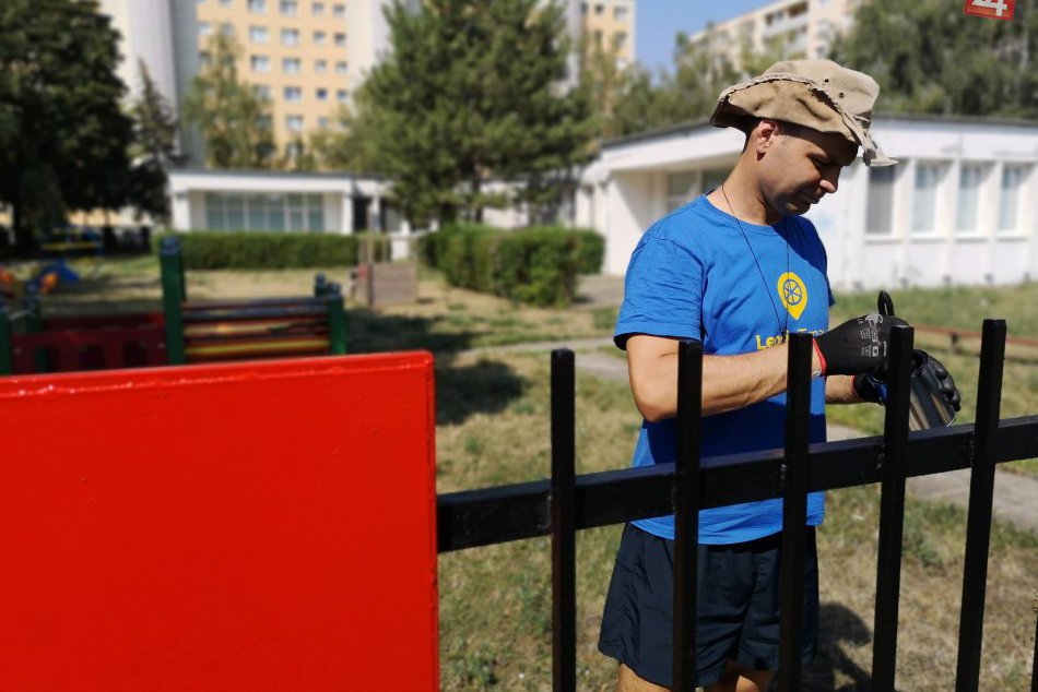 FOTO: Takto Trnavčania skrášľovali plot  na škôlke na Botanickej