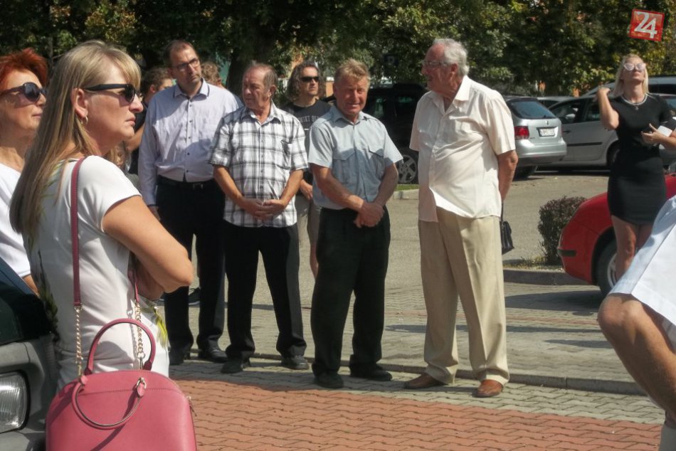 FOTO: Šaľania si uctili hrdinov SNP, položením vencov k pamätníku