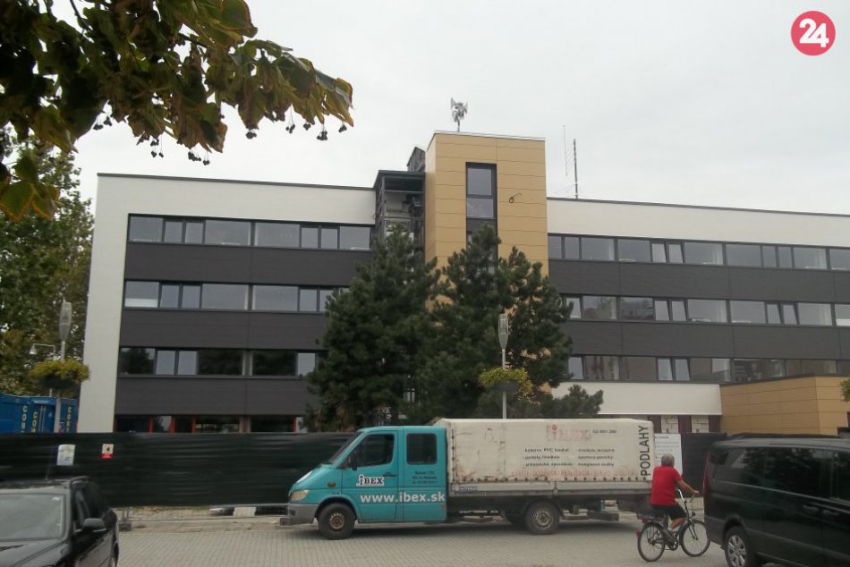 FOTO, Šalianska radnica má novú tvár, teraz pracujú na výťahu