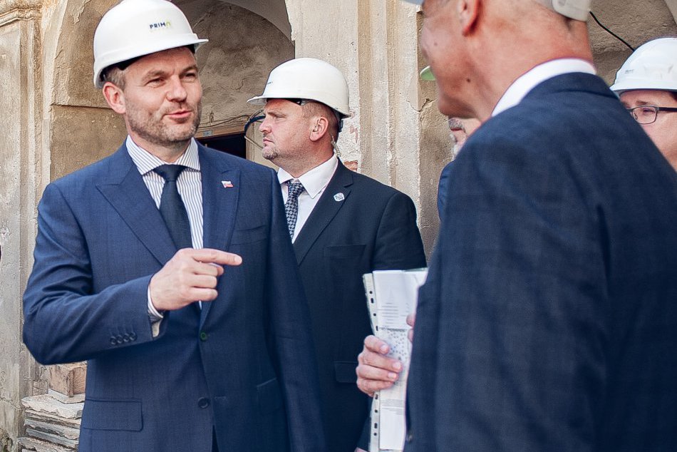 V OBRAZOCH: Premiér Pellegrini navštívil kaštieľ Radvanských