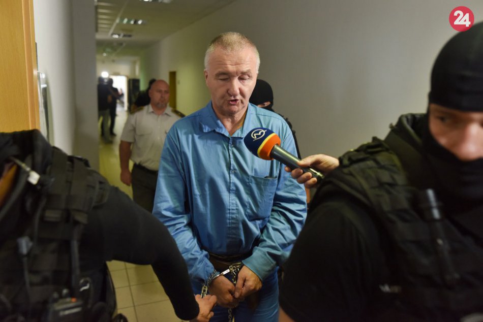 FOTOREPORTÁŽ: Ľ. Masár po skončení pojednávania na OS v Trnave