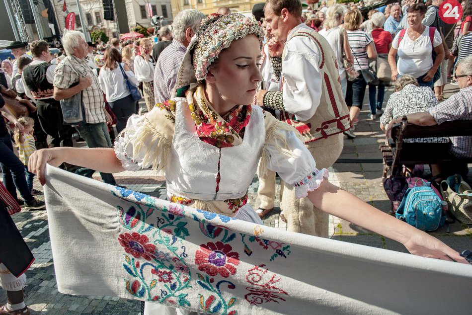 V OBRAZOCH: Toľko ľudí v krojoch len tak neuvidíte, zišli sa v Bystrici