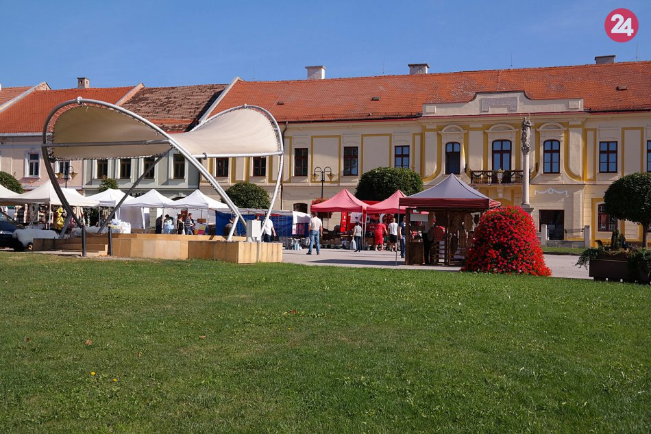 Obrazom: Jarmočníci v Rožňave už rozkladajú svoj tovar