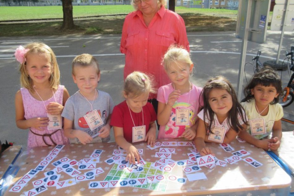 V OBRAZOCH: Škôlkari na dopravnom ihrisku v areáli revúckej ZŠ