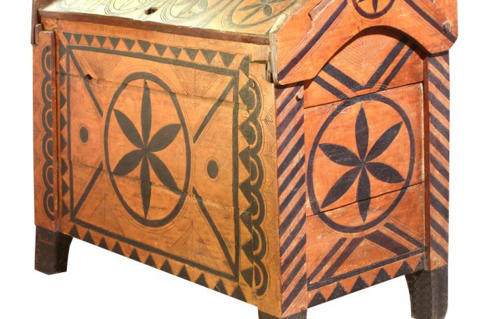 Svadobná truhlica v humenskom skanzene: Vo výbave nevesty mala dôležitú rolu...