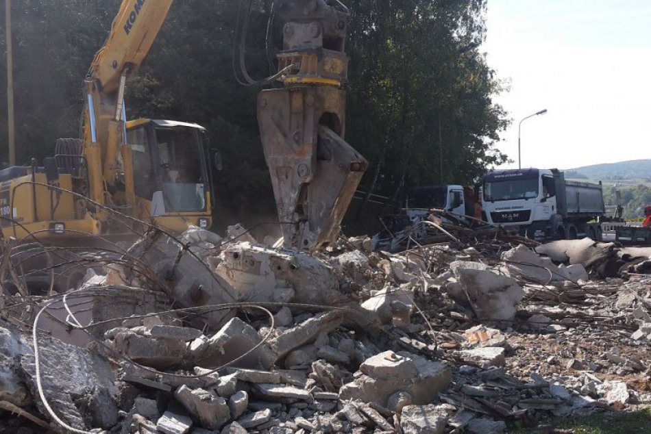 Demolácia lávky na Rozkvete: Pozrite si ju na záberoch