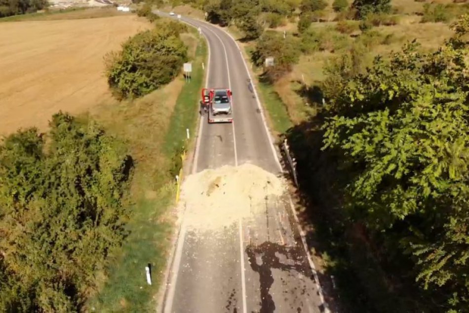 Kuriózna nehoda na uzavretej ceste v Nitre: Auto preletelo cez kopu piesku, FOTO