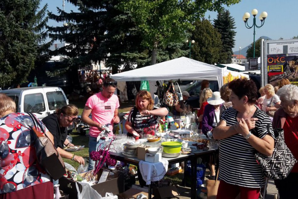 Dobročinný bazár na Považskobystrickom jarmoku: Zábery nevšedného stánku