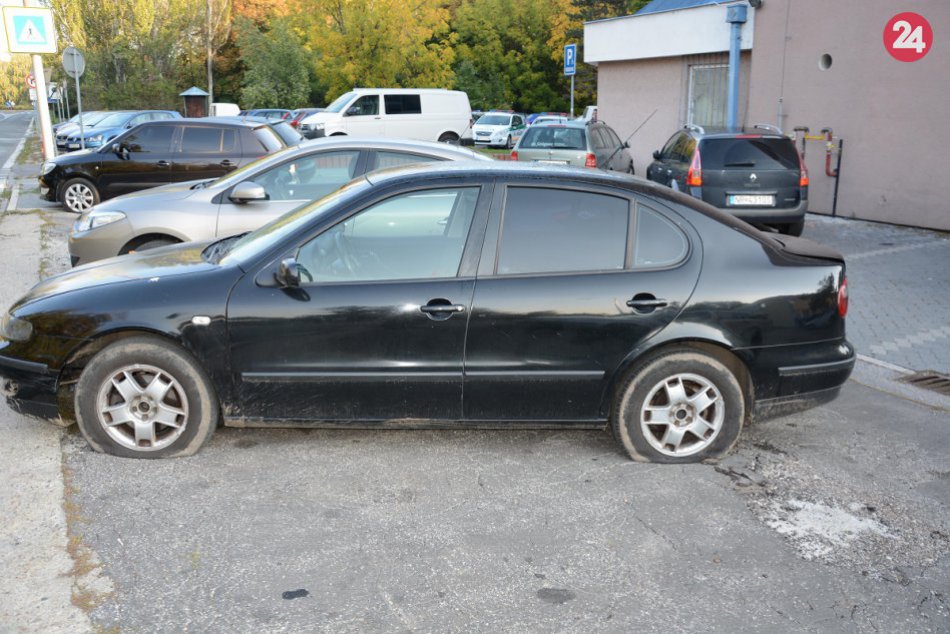 Muž (38) zo Zbehov má na krku obvinenie: Mal prepichovať gumy policajtom v Nitre