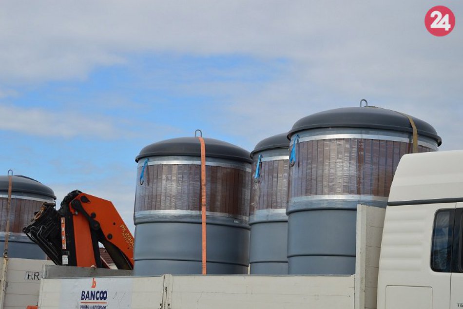 FOTO, Obyvateľom Veče už priviezli kontajnery: Onedlho využijú polopodzemný zber