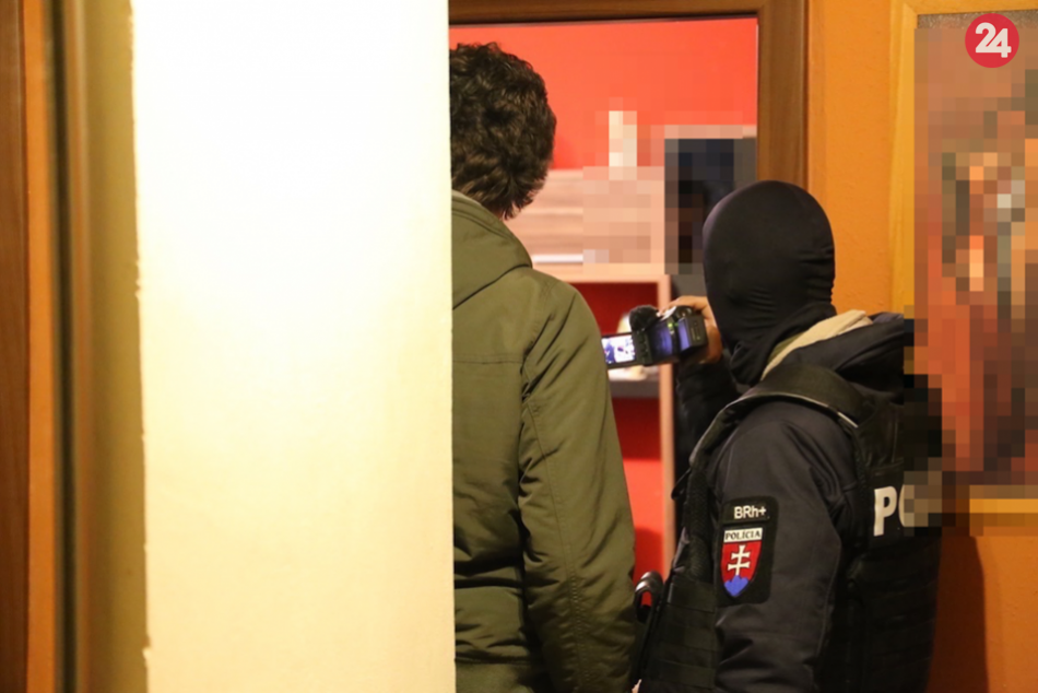 Policajné zábery: Kukláči zadržali podozrivých z vraždy Mareka Rakovského