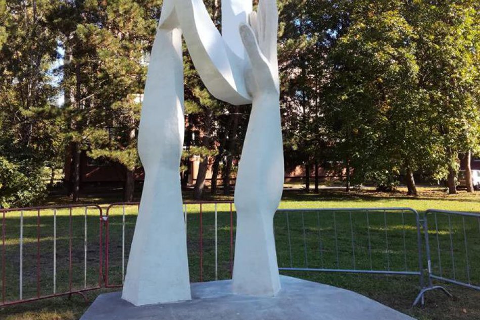 Opäť zdobia Chrenovú: Ruky od Tibora Bartfaya sa vrátili na pôvodné miesto