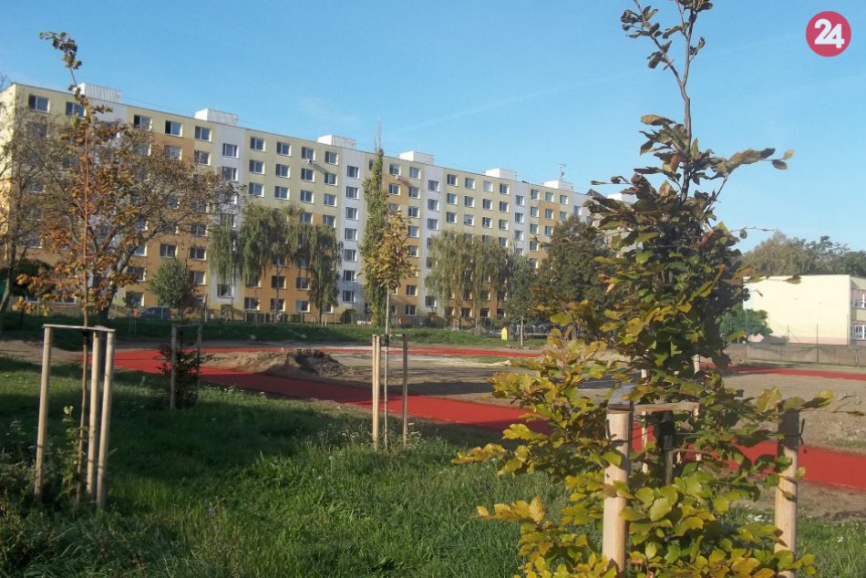 Bežecký ovál žiari červeňou: Žiaci aj verejnosť sa potešia novému športovisku, F